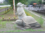 花輪駅のウサギとカメの像