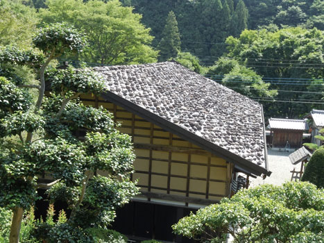 水に強いクリの木を使い石を載せた屋根