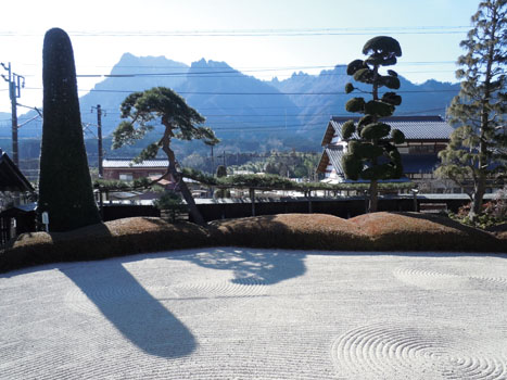 妙義山を借景にしたお西の庭園