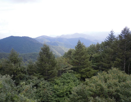 峠から群馬の山並みを望む