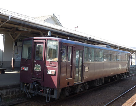 渓谷を力強く走る「わたらせ渓谷鉄道」