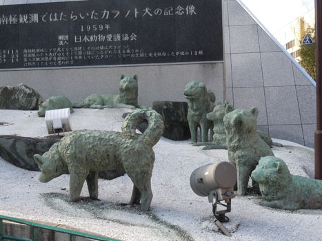 タワーの下にあった観測犬の像